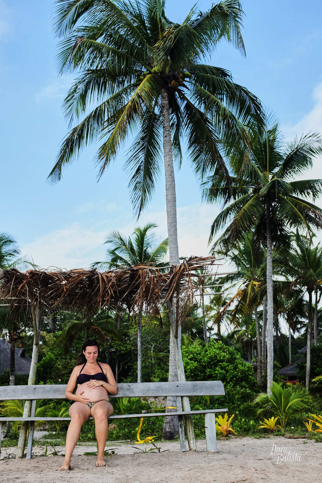 gestante sentada a beira do rio em piracanga durante ensaio fotográfico