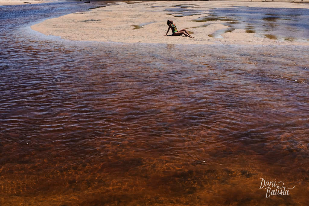 modelo na areia do rio piracanga durante ensaio de fotos