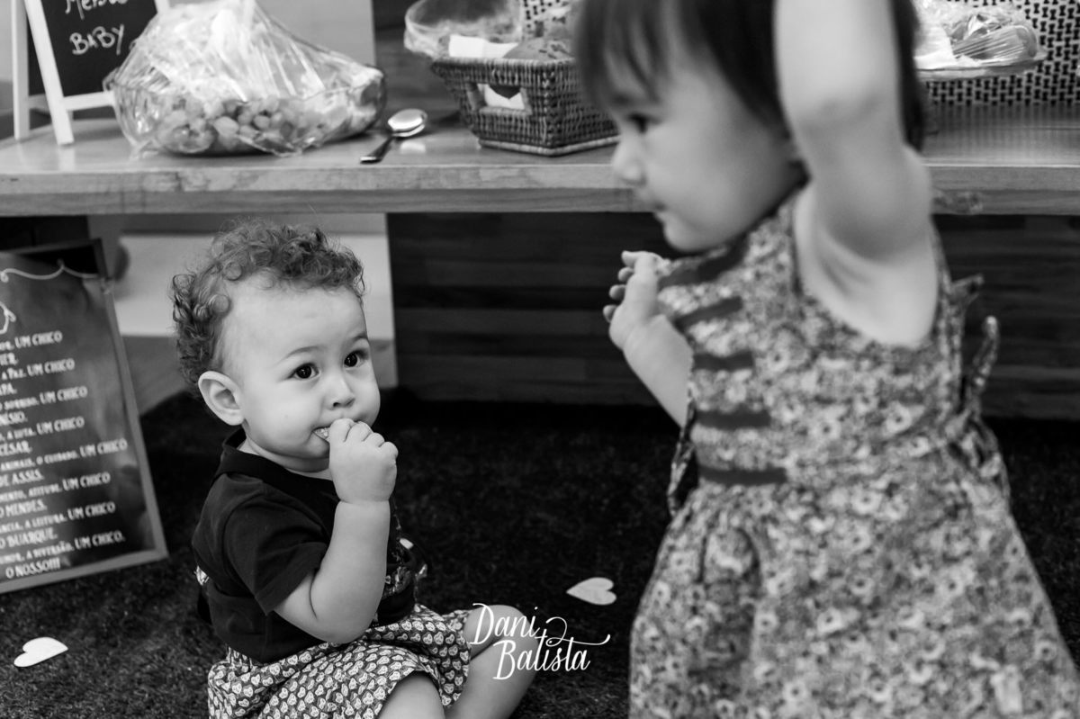bebê brincando na mesa de frutas no aniversario infantil