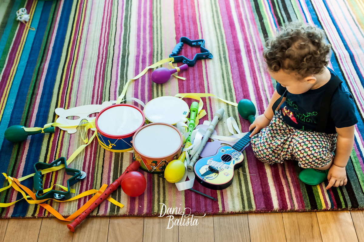 bebê brincando com instrumentos musicais no aniversario infantil de 1 aninho