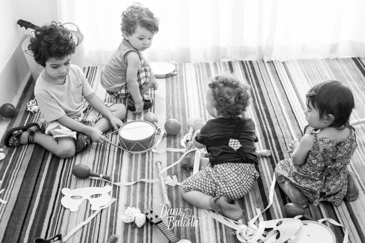 bebê brincando com os amiguinhos e instrumentos musicais no aniversario infantil de 1 aninho