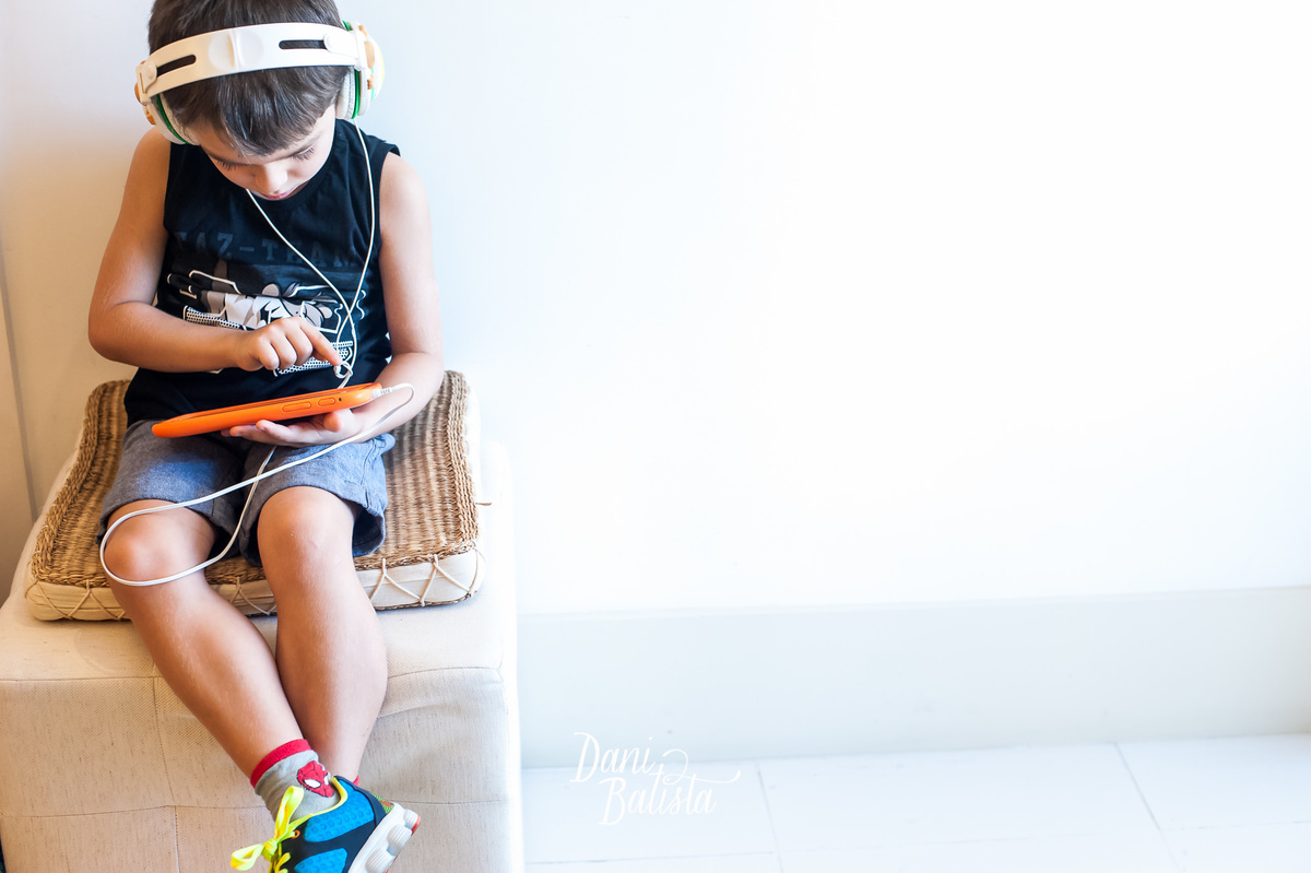 criança brincando com video game no aniversario infantil