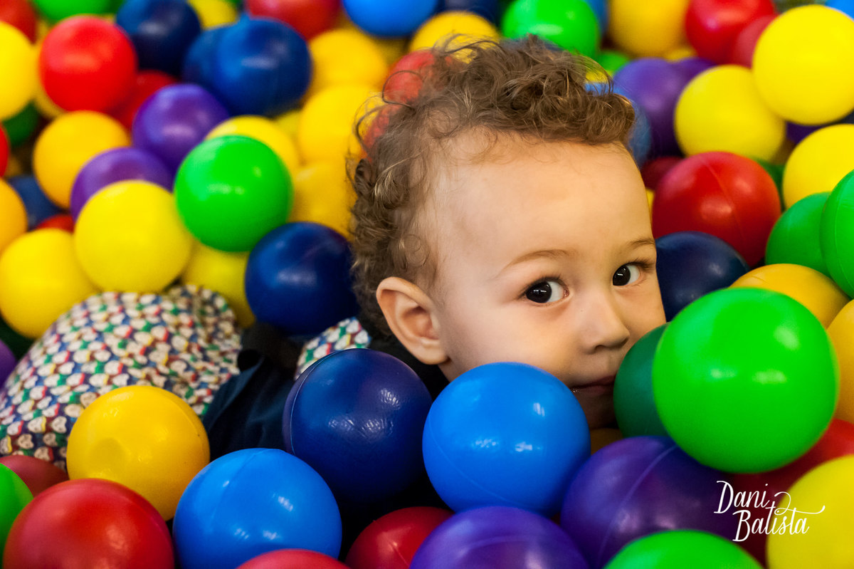 bebê mergulhado na piscina de bolinhas no aniversario infantil