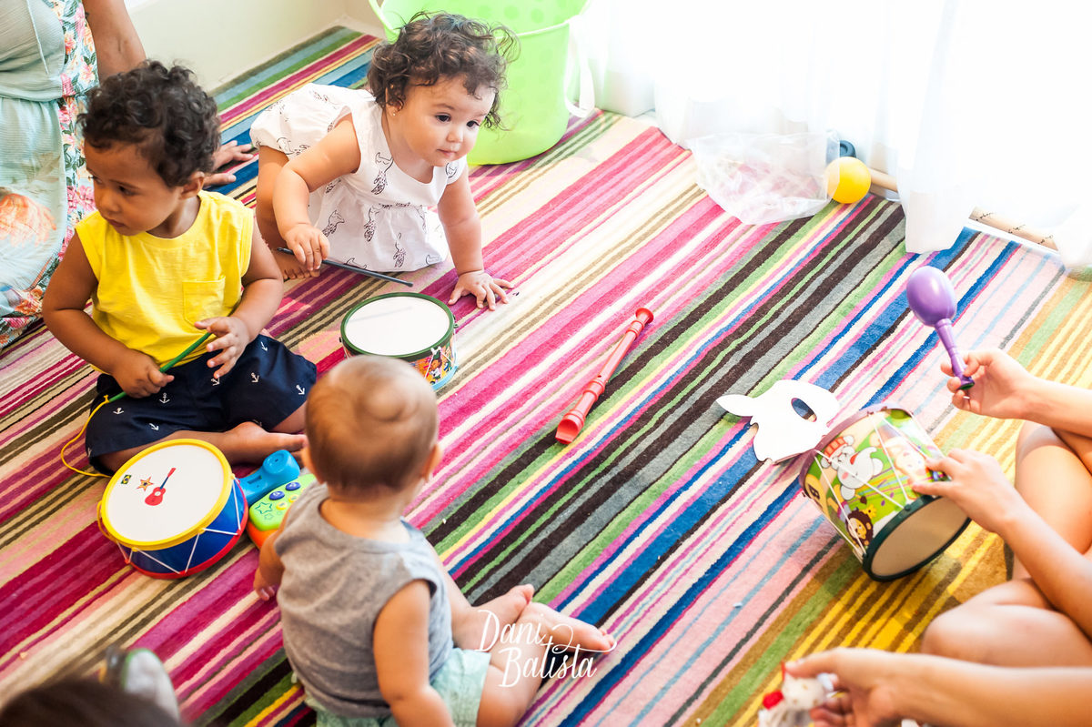 crianças brincando com os instrumentos musicais no aniversario infantil de 1 aninho