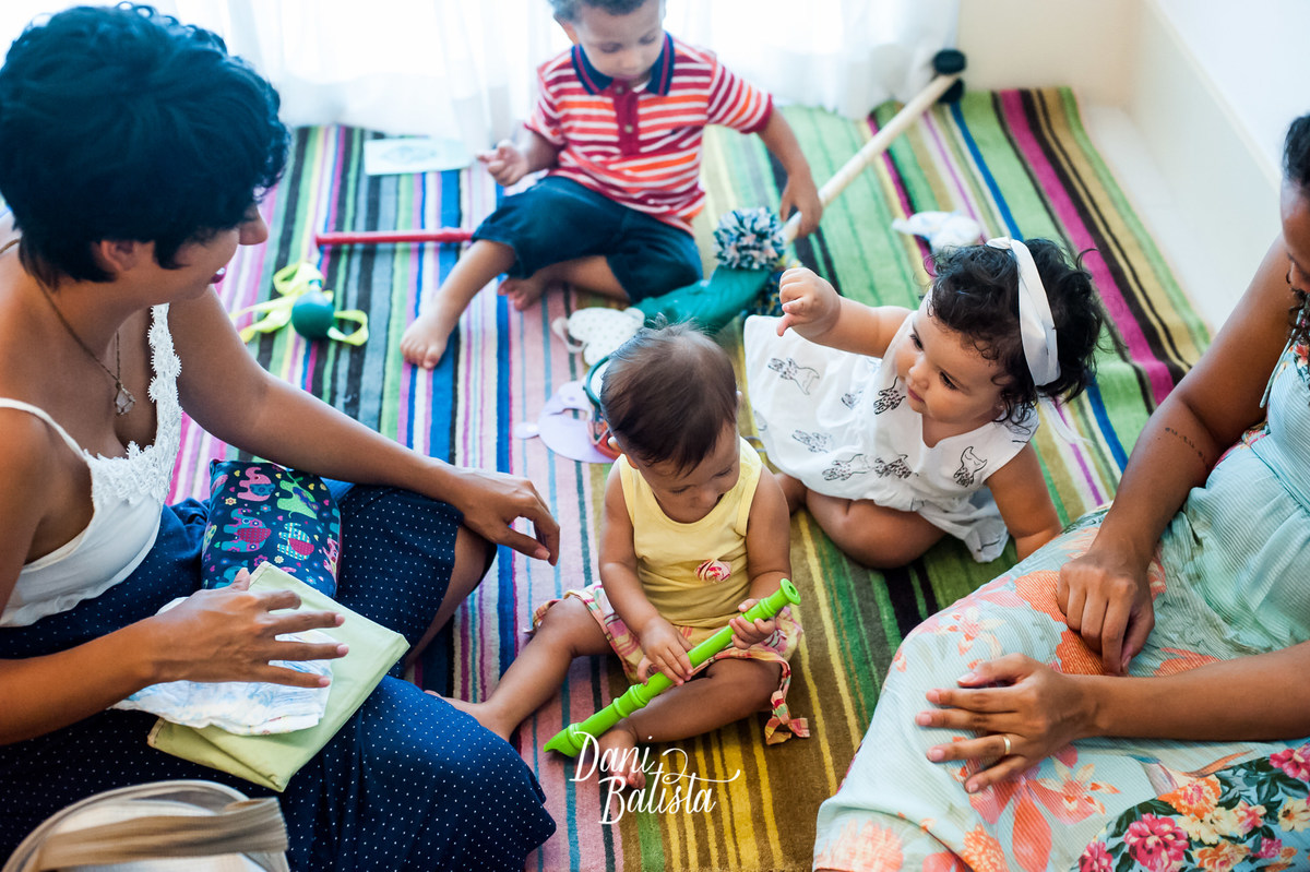 bebês brincando com os instrumentos musicais no aniversario infantil de 1 aninho