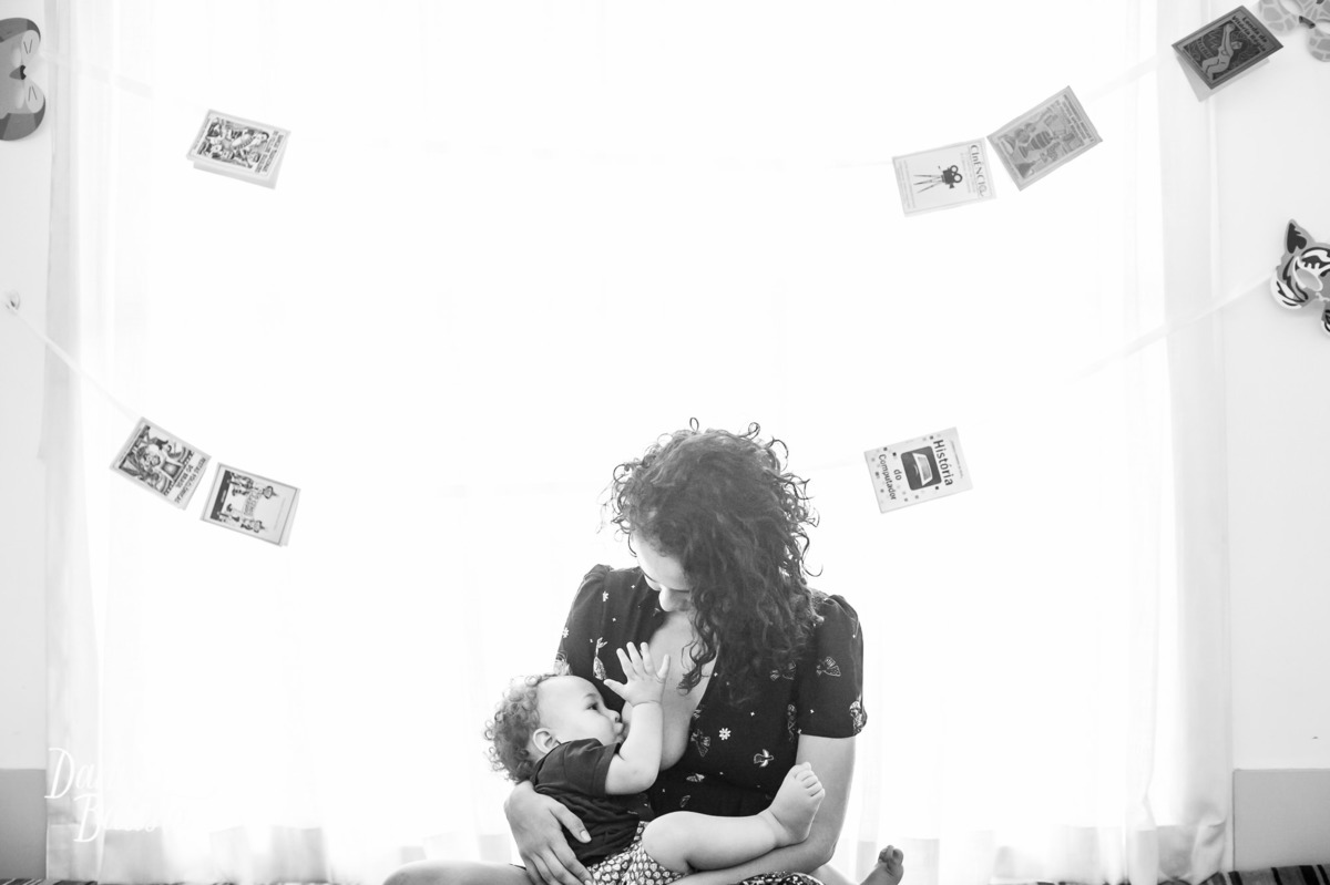 momento da mãe e bebê mamando no aniversario infantil de 1 aninho