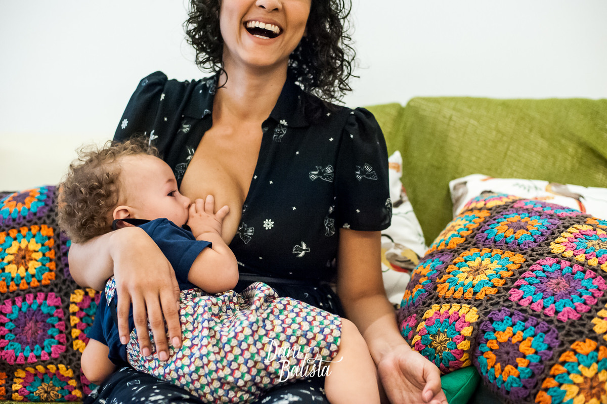 bebê mamando no aniversario infantil de 1 aninho