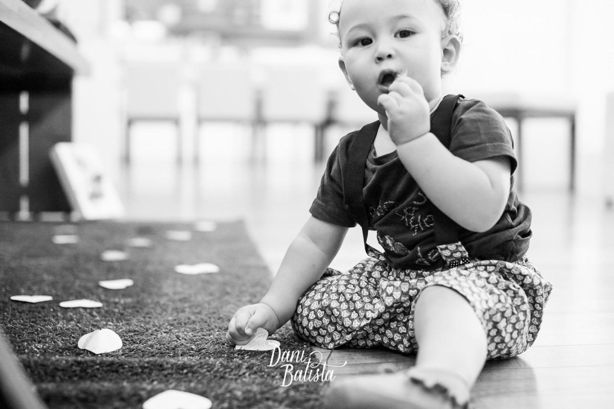 bebê brincando no aniversario infantil de 1 aninho