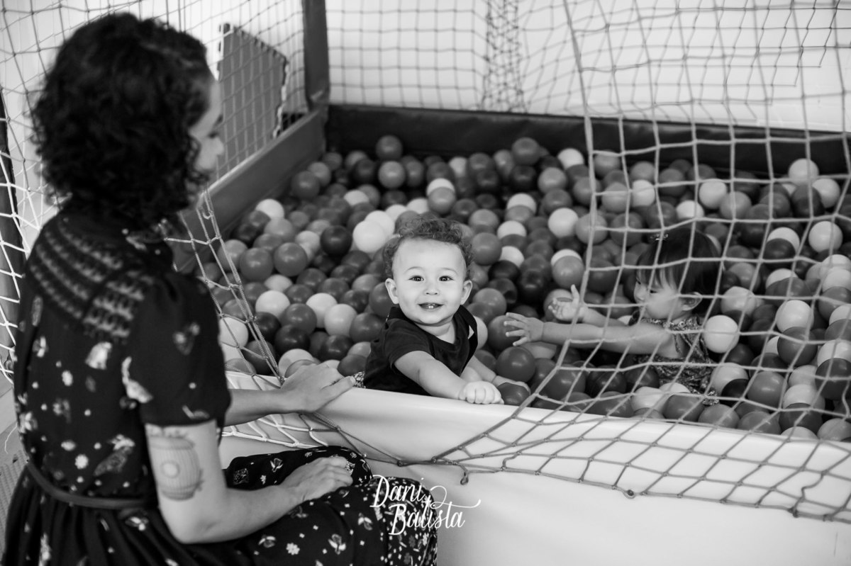 bebê brincando na piscina de bolinhas com a mãe no aniversario infantil de 1 aninho