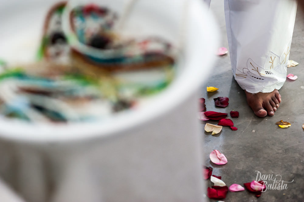 detalhe pé do noivo descalço durante casamento umbandista