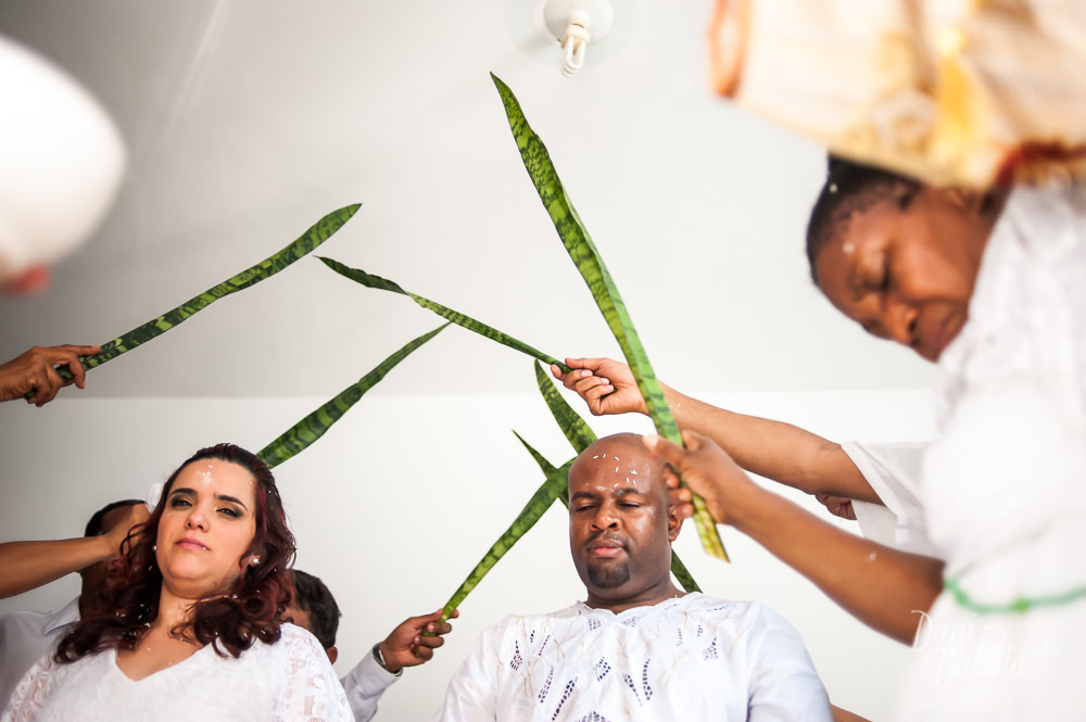 médiuns abençoando os noivos e fazendo o corredor de espada de são jorge no casamento umbandista tj