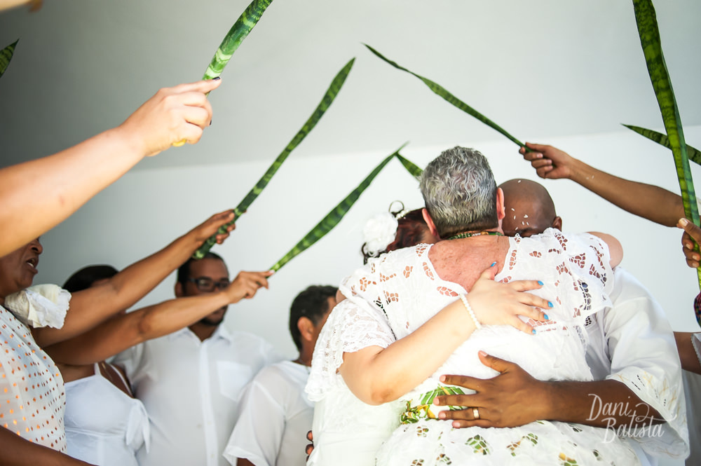noivos sendo abraçados pela médium mãe pequena no casamento umbandista rj
