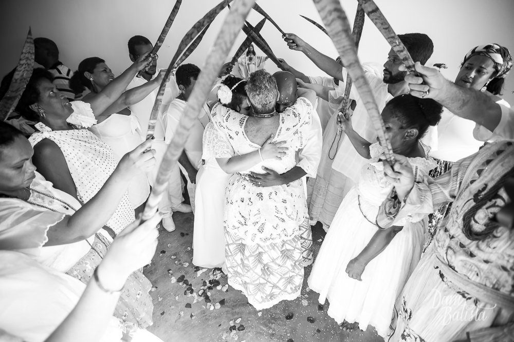 médiuns fazendo um corredor de espada de são jorge no casamento umbandista tj