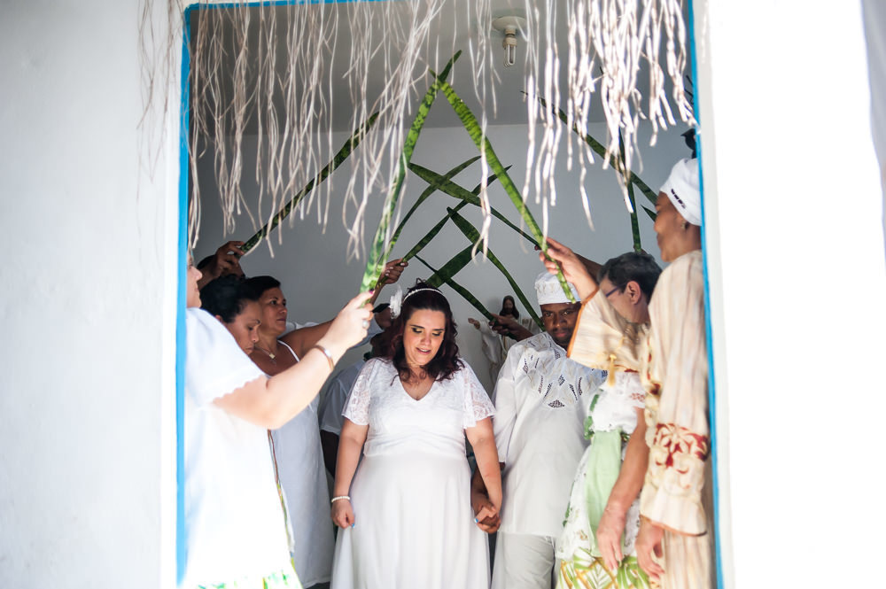 cortejo e saída dos noivos após cerimônia de casamento umbandista