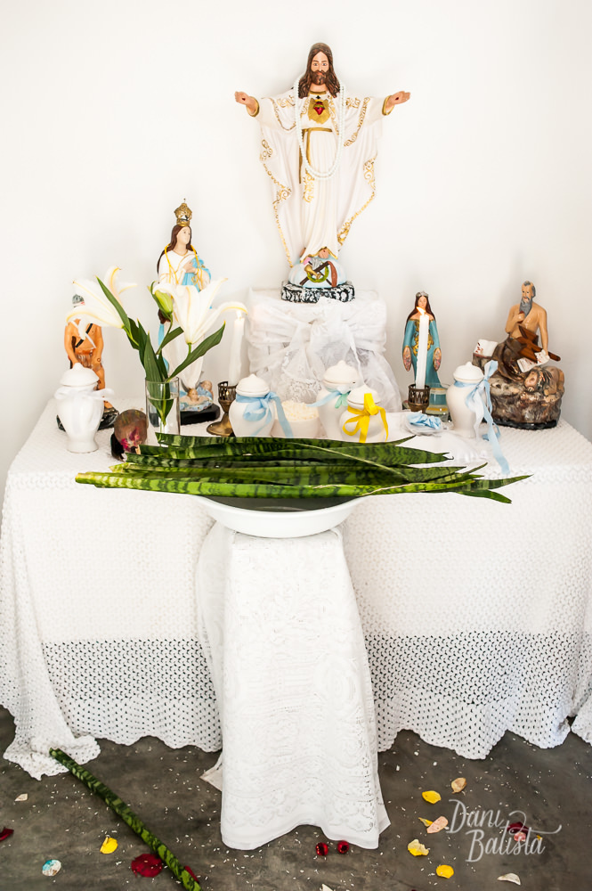 detalhes das espadas de são jorge após cerimônia de casamento umbandista