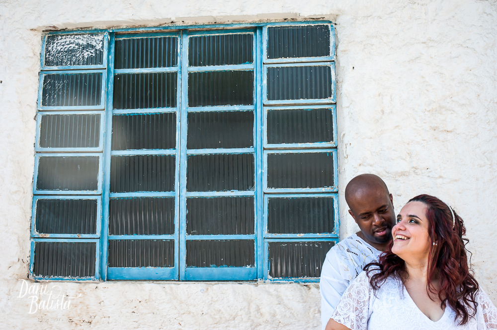 noivos abraçados e rindo após cerimônia de casamento umbandista