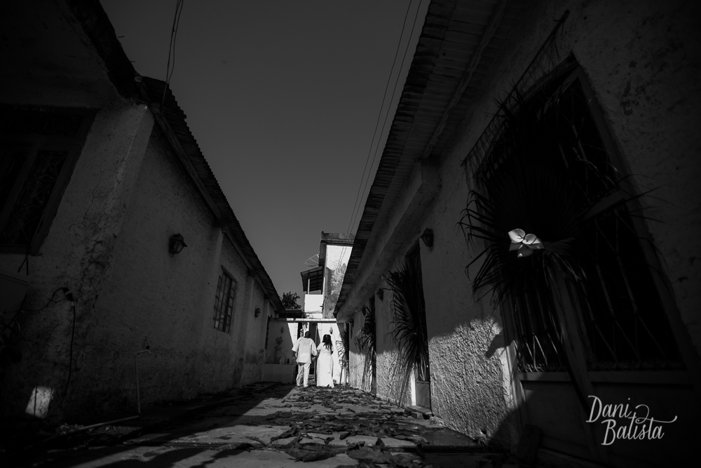 noivos caminhando no terreiro após cerimônia de casamento umbandista