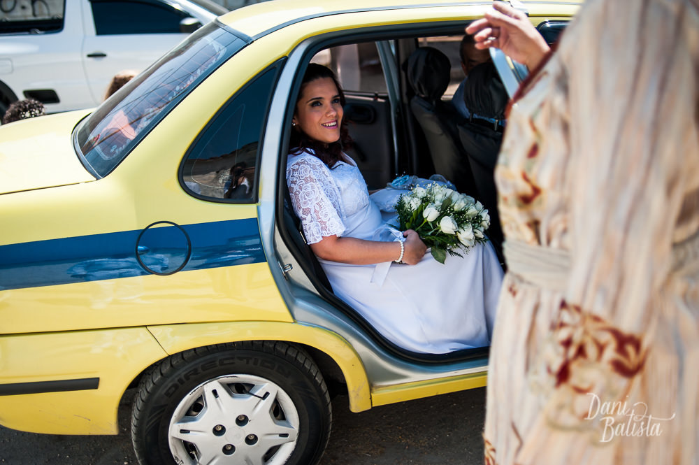 noiva chegando de taxi no terreiro para casamento umbandista rio de janeiro