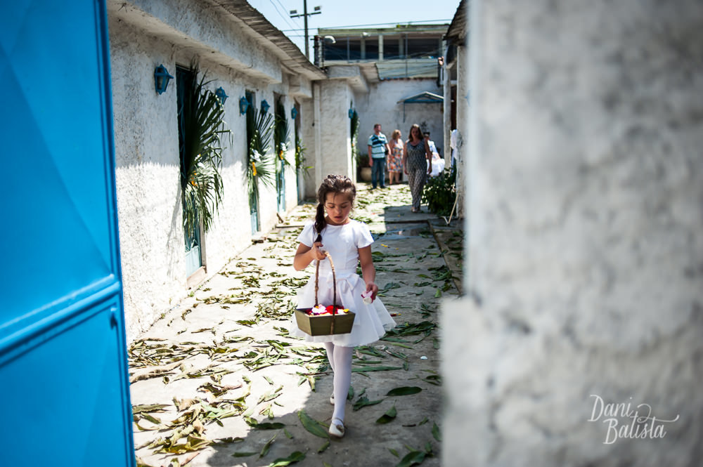 daminha com sindrome de down jogando flores no cortejo durante no casamento umbanda rio de janeiro