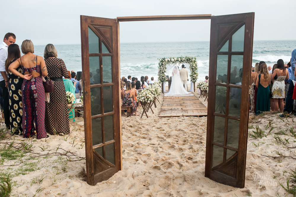 detalhe do portal de entrada para cerimonia de casamento ao ar livre na praia do recreio