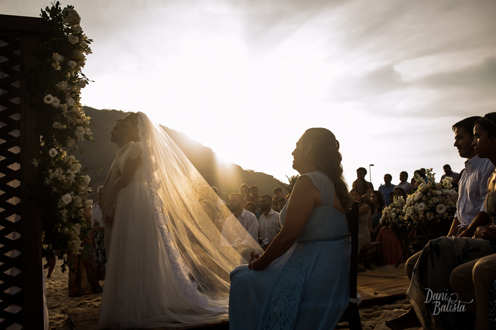 cerimonia de casamento ao ar livre no pôr-do-sol na praia do recreio
