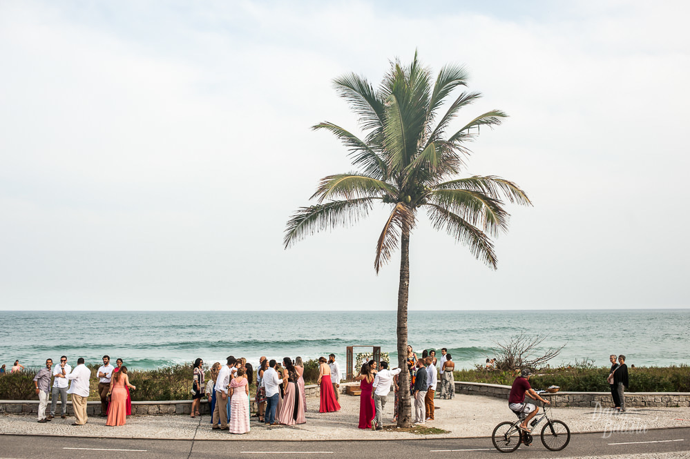 convidados chegando para a cerimonia de casamento ao ar livre na praia do recreio