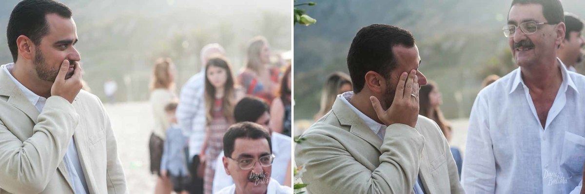 noivo emocionado ao ver a noiva entrando com o pai para a cerimonia de casamento ao ar livre na praia do recreio