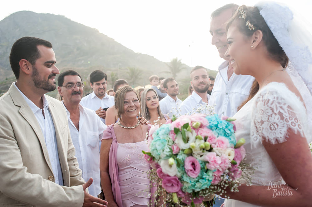 noivo cumprimentando o pai da noiva na cerimonia de casamento ao ar livre na praia do recreio