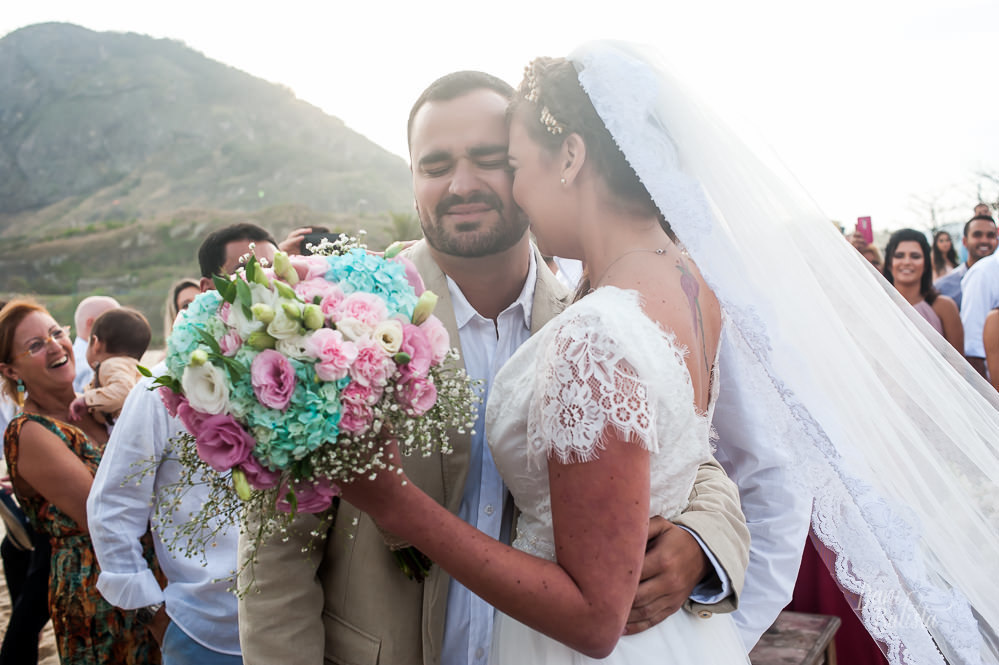 noivos se vendo pela primeira vez na cerimonia de casamento ao ar livre na praia do recreio