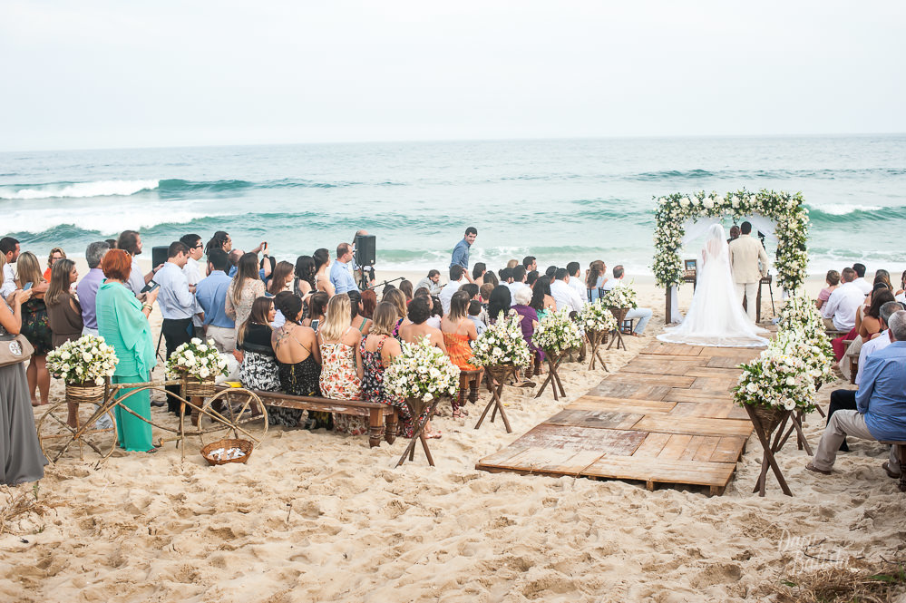 vista panorâmica da cerimonia diurna de casamento ao ar livre na praia do recreio