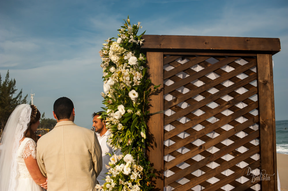 detalhe do gazebo de treliça na cerimonia de casamento ao ar livre na praia do recreio