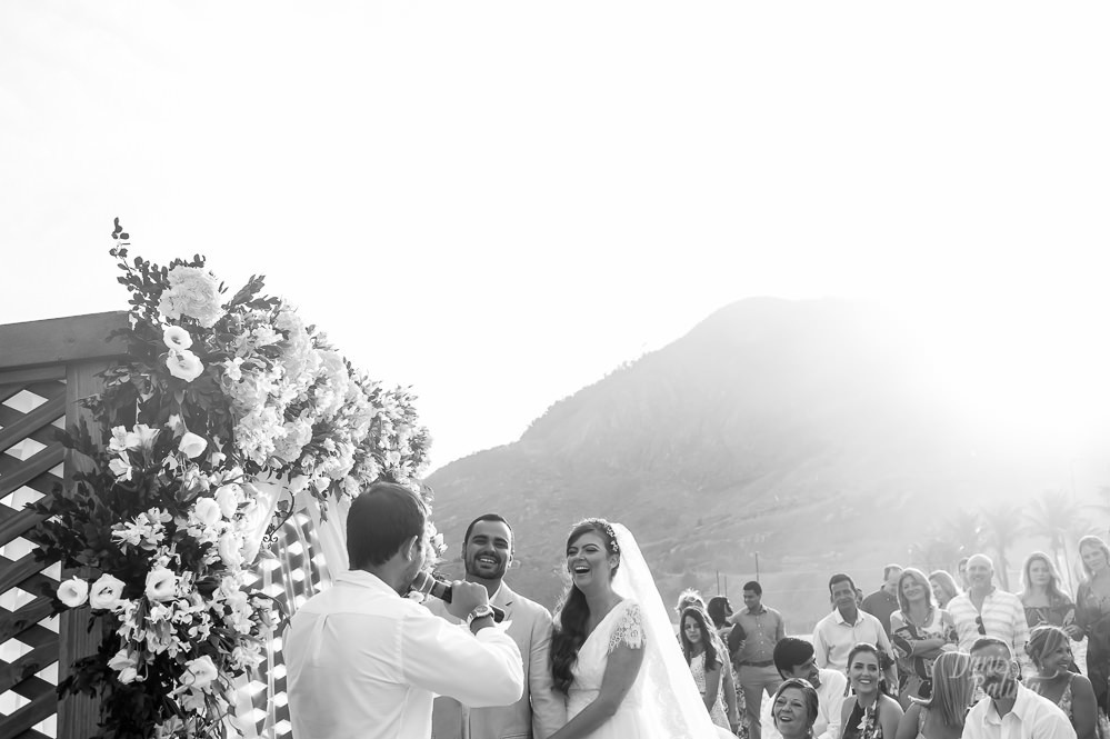 noivos rindo com o discurso do padrinho na cerimonia de casamento ao ar livre na praia do recreio