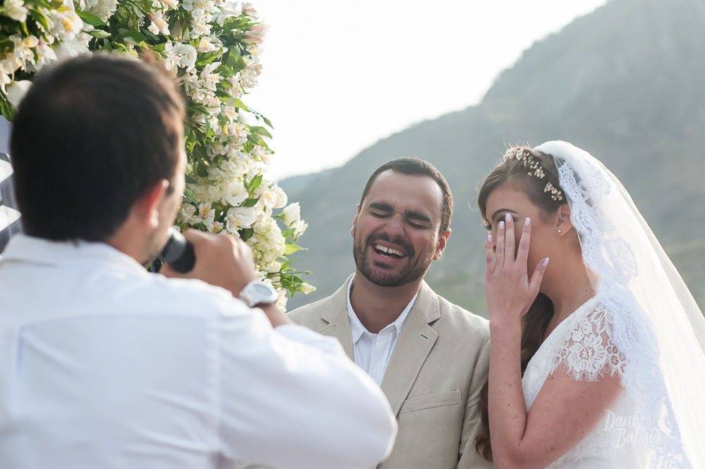 discurso divertido do padrinho durante  cerimonia de casamento ao ar livre na praia do recreio