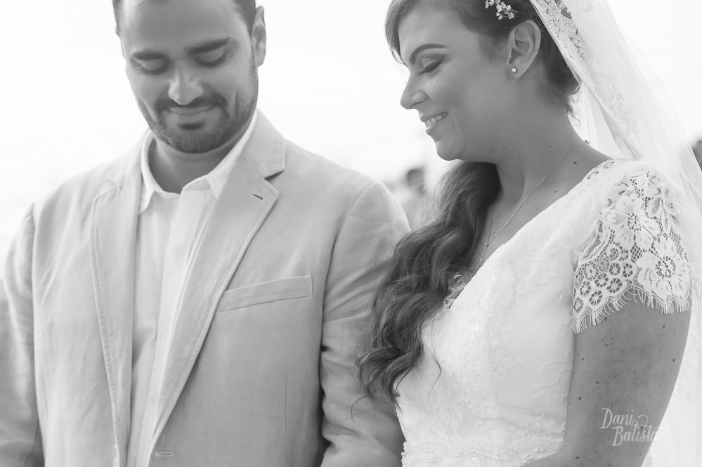 vestido de noiva com manga para casamento ao ar livre na praia
