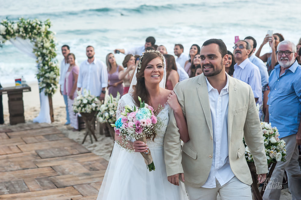 noivos felizes na saída da cerimonia de casamento ao ar livre na praia do recreio