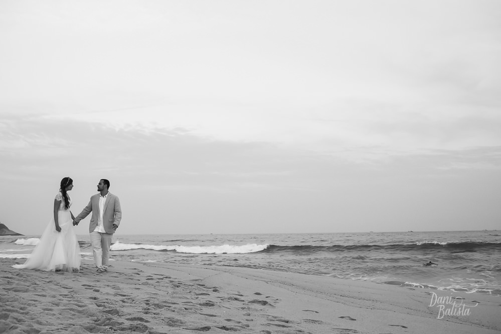 fotos dos noivos no casamento ao ar livre na praia do recreio