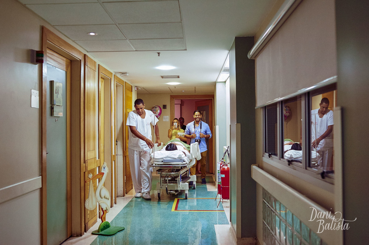 gestante indo para a sala do parto ns corredores da perinatal laranjeiras