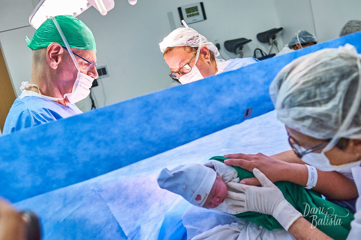 bebê mamando pela primeira vez durante parto cesarea na perinatal laranjeiras