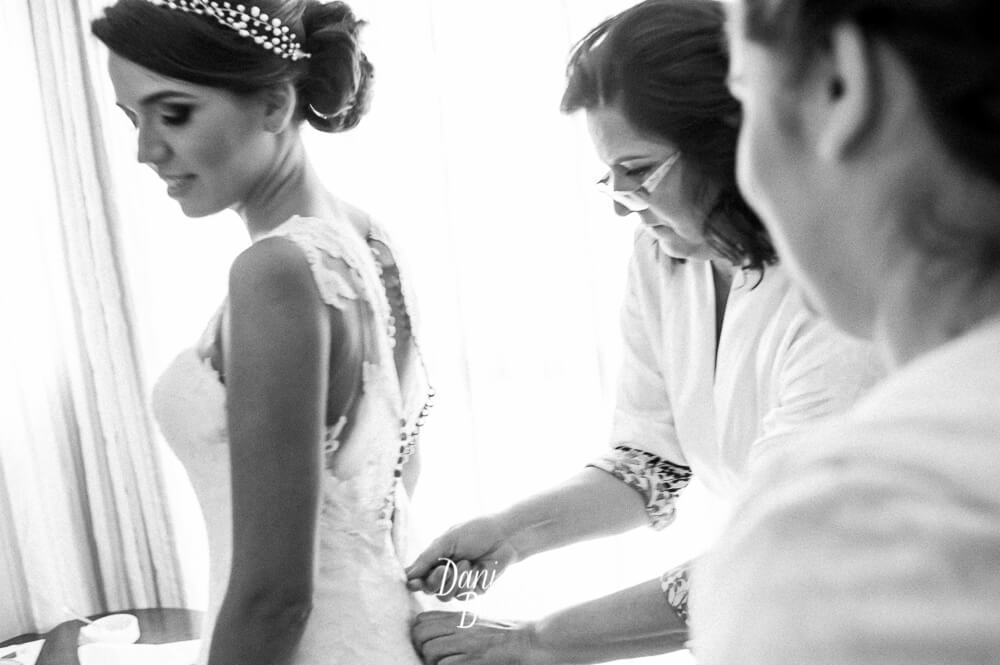 mãe da noiva ajudando a abotoar o vestido de noiva da pronovias no sheraton barra