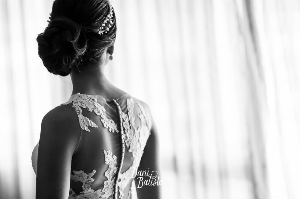 foto em preto e branco do decote de renda nas costas do vestido de noiva da pronovias