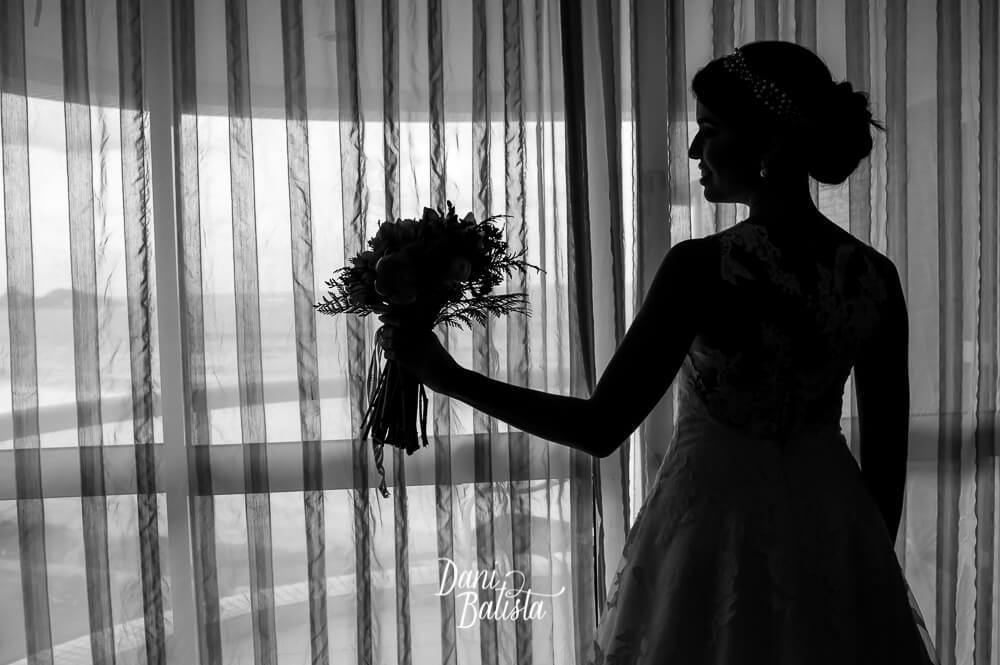 foto preto e branco da silhueta da noiva com bouquet no hotel sheraton barra da tijuca