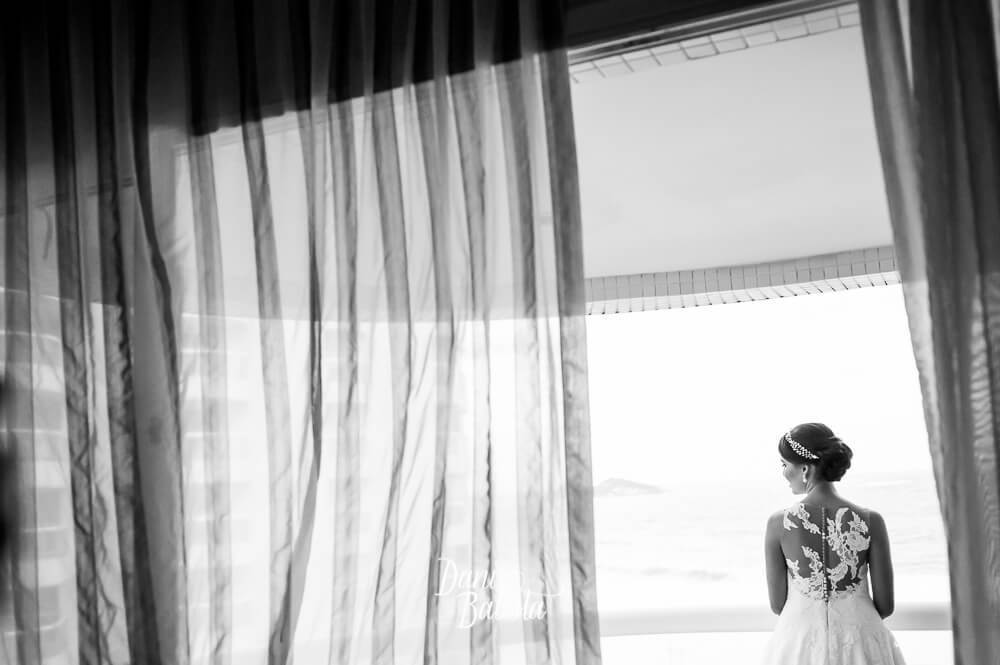 foto da noiva de costas na varanda do hotel sheraton barra