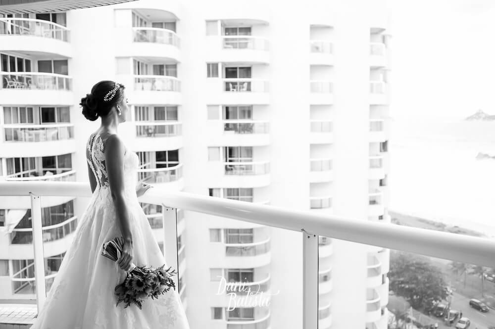 foto da noiva olhando o horizonte na varanda do hotel sheraton barra