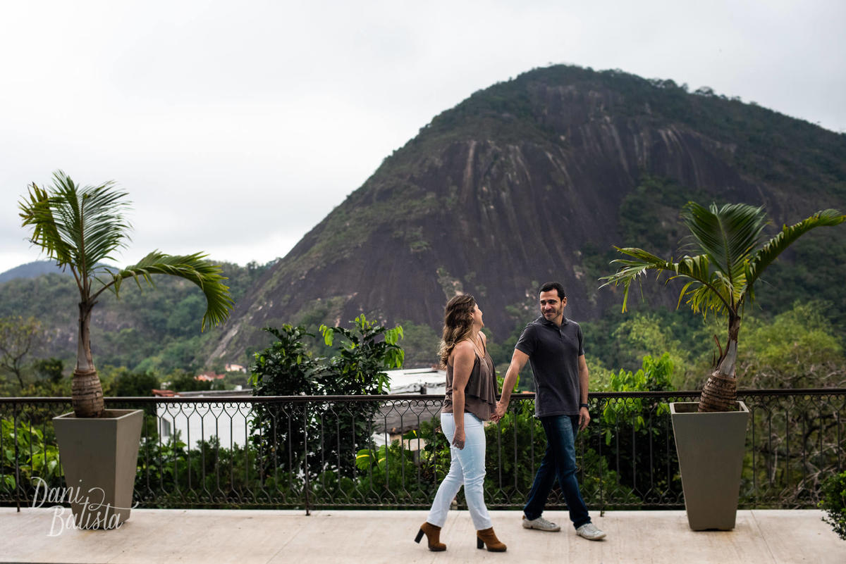 casal caminhando na piscina ensaio de fotos em casa