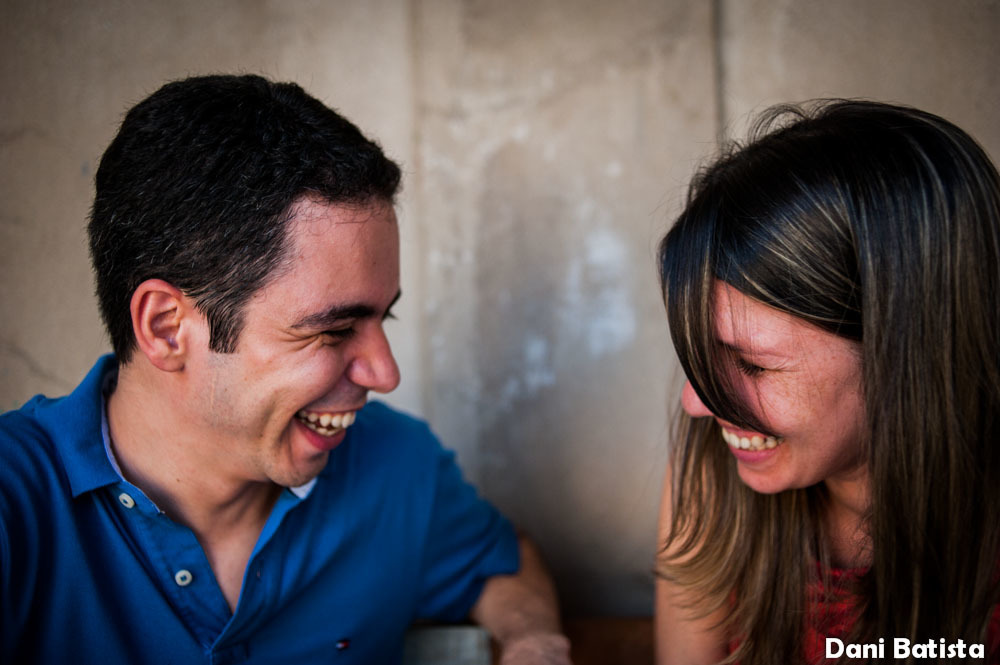 casal rindo durante ensaio pré-casamento na lapa, rio de janeiro