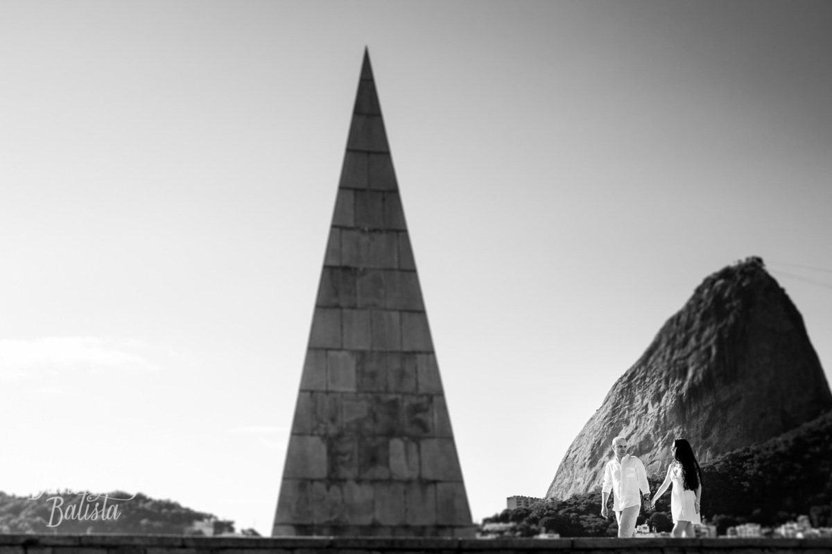 casal caminhando com o pao de acucar ao fundo, em ensaio fotografico no aterro do flamengo