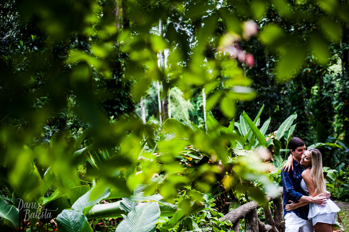 noivos rindo no ensaio fotografico no parque laje