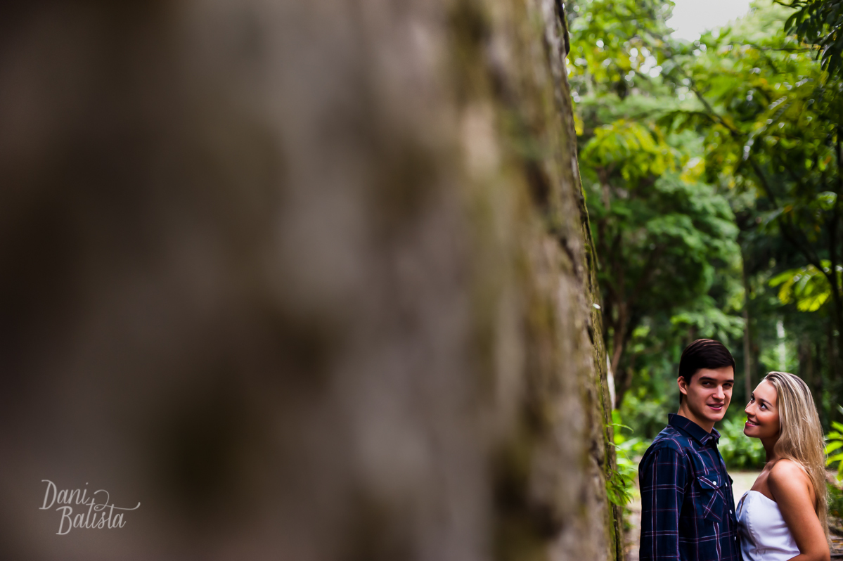 noivo olhando para foto durante ensaio fotografico pré-casamento de casal no parque laje rj