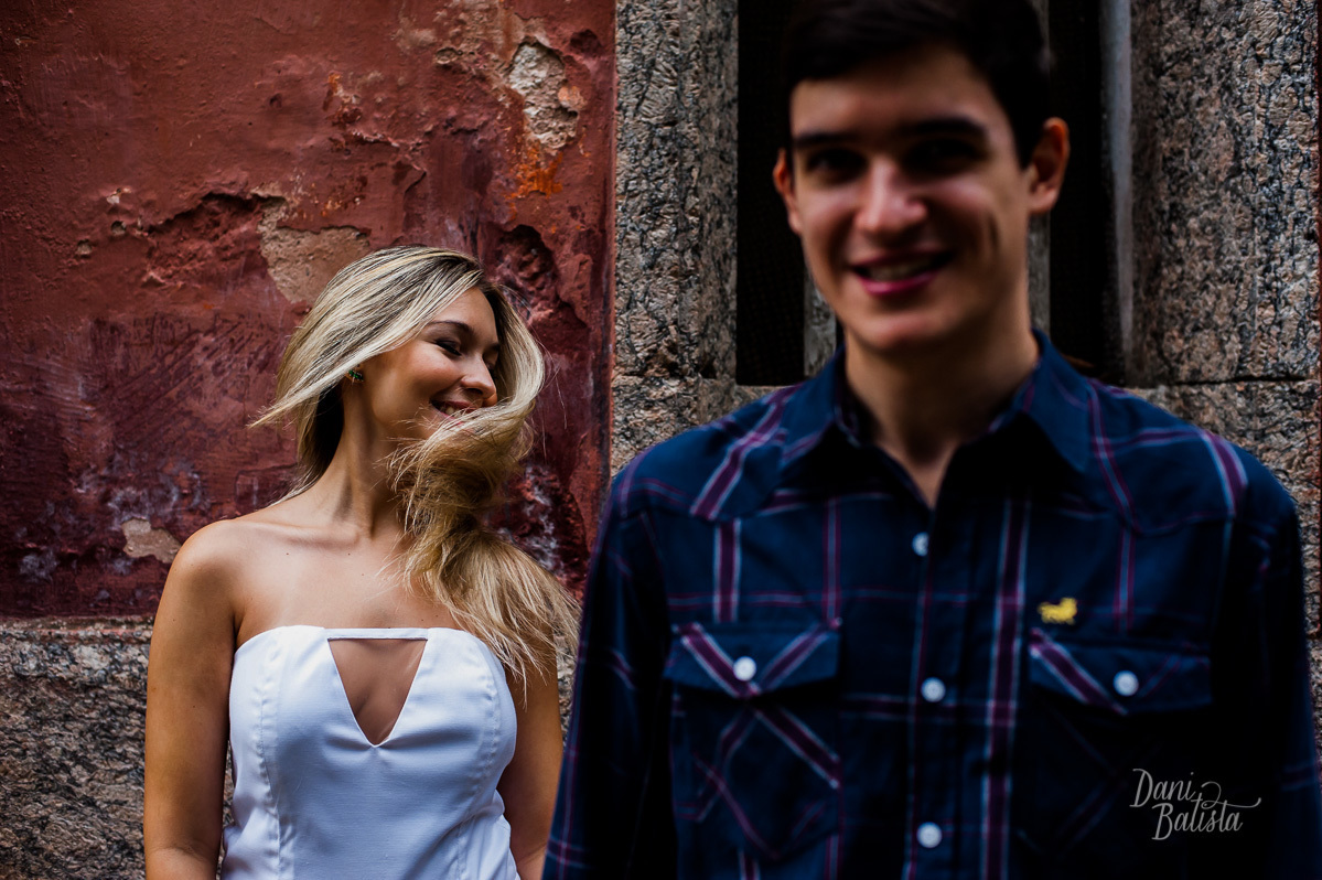 casal de noivos se divertindo em ensaio fotografico no parque laje
