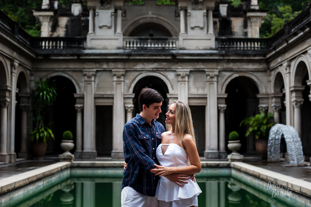 ensaio de casal em exteriores na piscina do parque laje rj